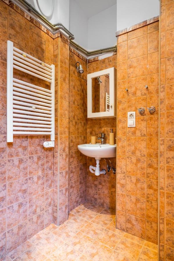 Sofia'S Vintage Gem: Spacious 2Bd Flat On Solunska Apartamento Exterior foto